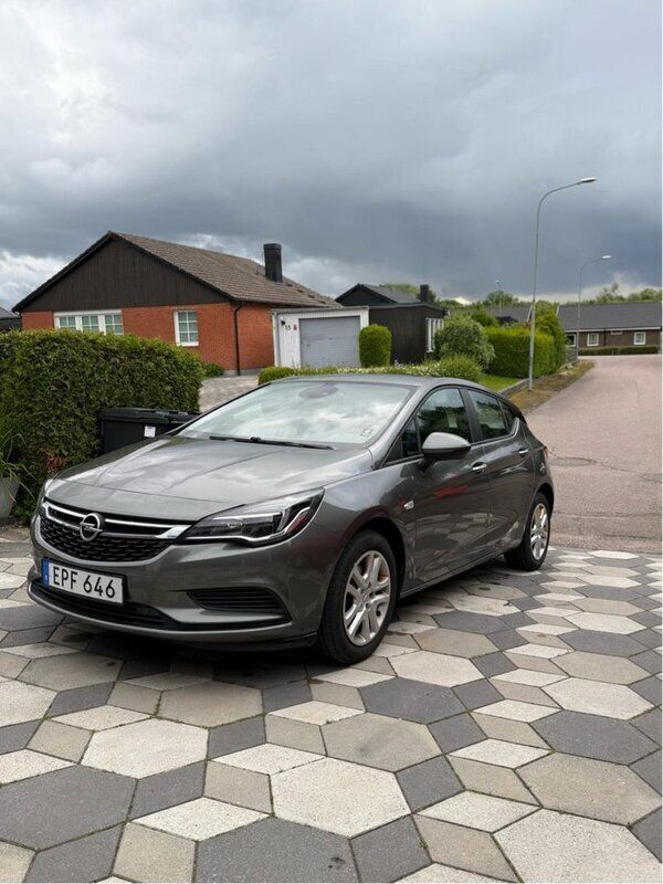 Grå Begagnad 2018 Opel Astra Enjoy Halvkombi | 105 000 kr (Marknadspris) - Bild 1/4