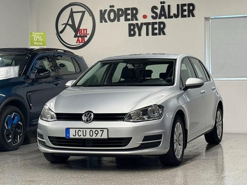 Silver Begagnad 2015 VW Golf VII S Halvkombi | 104 900 kr (Marknadspris) - Bild 1/4
