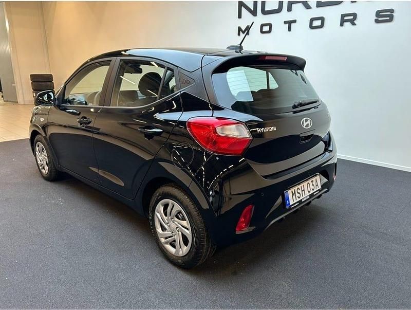 Ny Hyundai i10 Essential 63 HK (46 kW) 2025 Svart Halvkombi
