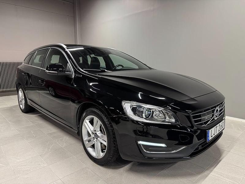 Svart Begagnad 2016 Volvo V60 Summum Kombi | 179 900 kr (Marknadspris) - Bild 1/4