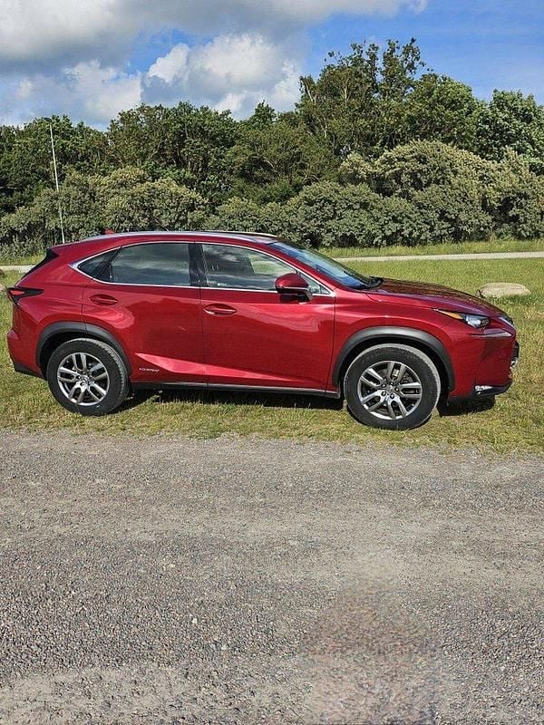 Röd Begagnad 2015 Lexus NX300h Business Edition SUV | 175 000 kr (Marknadspris) - Bild 1/4