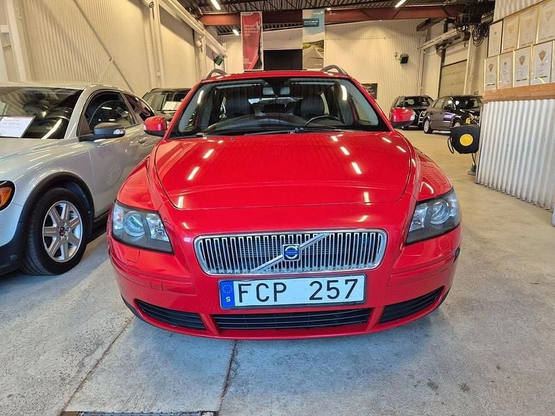 Röd Begagnad 2006 Volvo V50 Kinetic Kombi | 49 500 kr (Lite dyr) - Bild 1/4