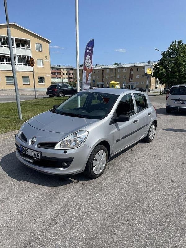 Grå Begagnad 2007 Renault Clio R.S. Halvkombi | 27 500 kr (Marknadspris) - Bild 1/4