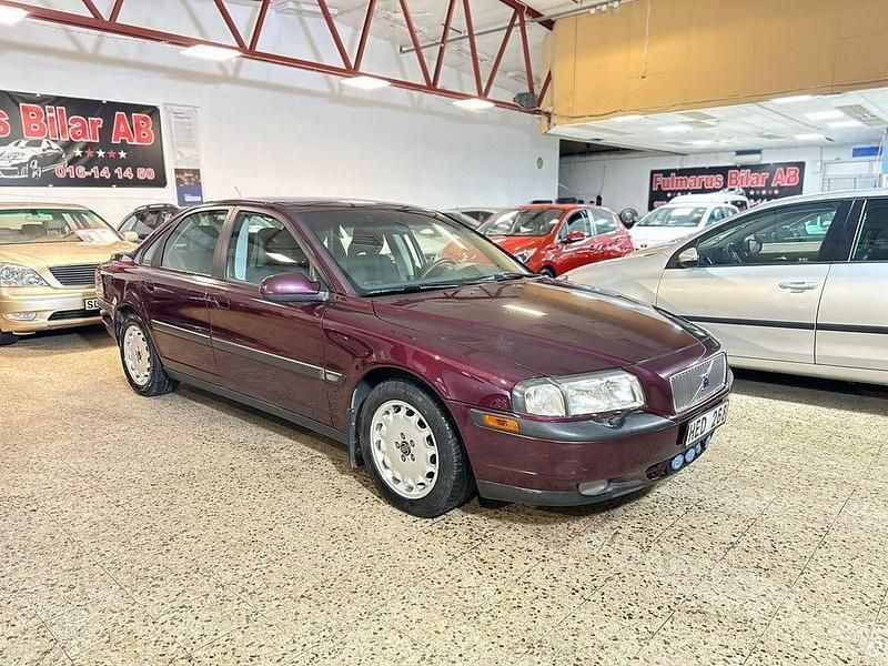 Mörkröd Begagnad 1999 Volvo S80 Sedan | 39 900 kr (Marknadspris) - Bild 1/4