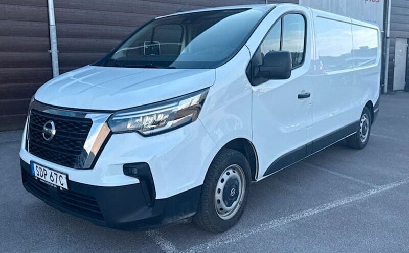 Vit Begagnad 2023 Nissan Primastar Minibuss | 319 000 kr (Marknadspris) - Bild 1/4