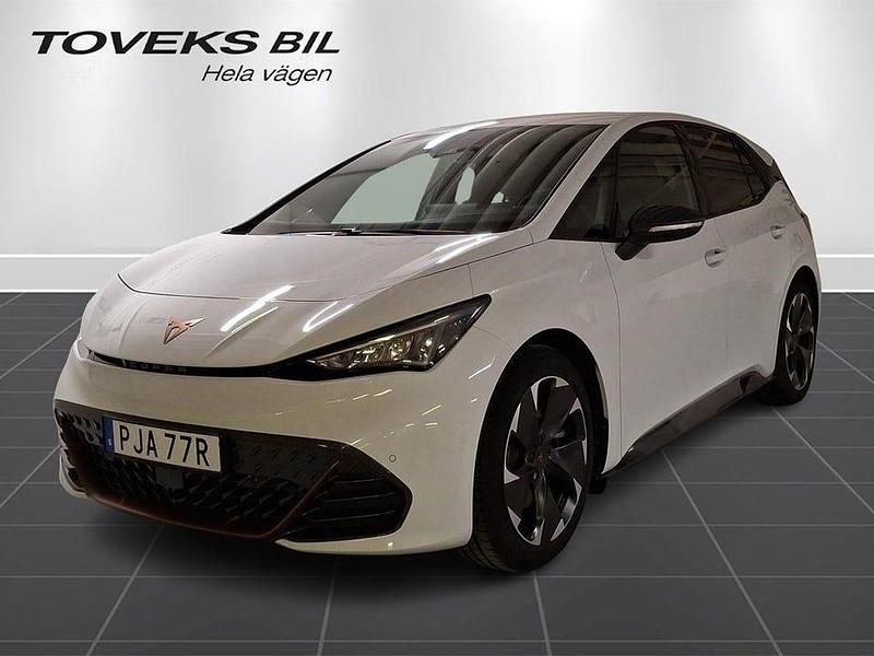 Glacial white metallic Begagnad 2025 Cupra Born e-Boost Halvkombi | 309 000 kr (Marknadspris) - Bild 1/4