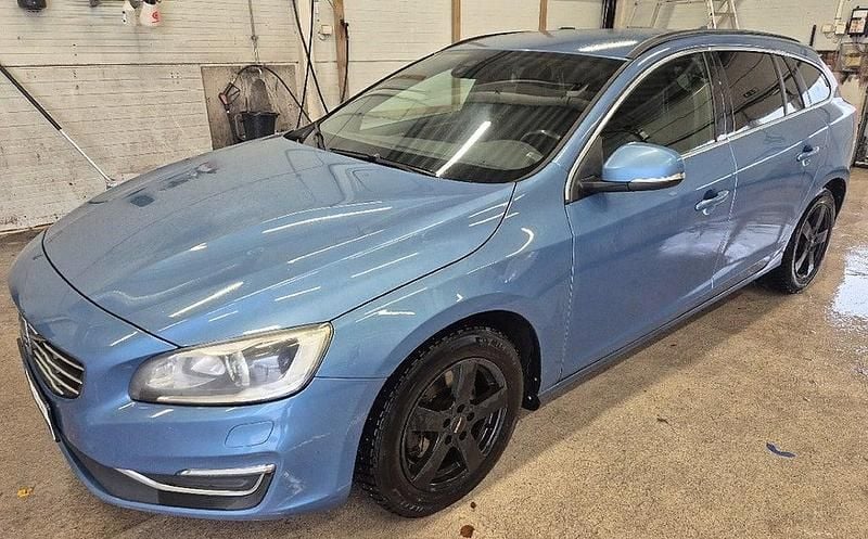 Blå Begagnad 2015 Volvo V60 Momentum Kombi | 99 900 kr (Bra pris) - Bild 1/4