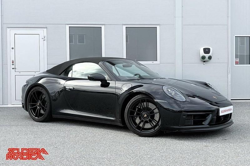 Svart Begagnad 2024 Porsche 911 Carrera 4 GTS Cab | 1 990 000 kr - Bild 1/4