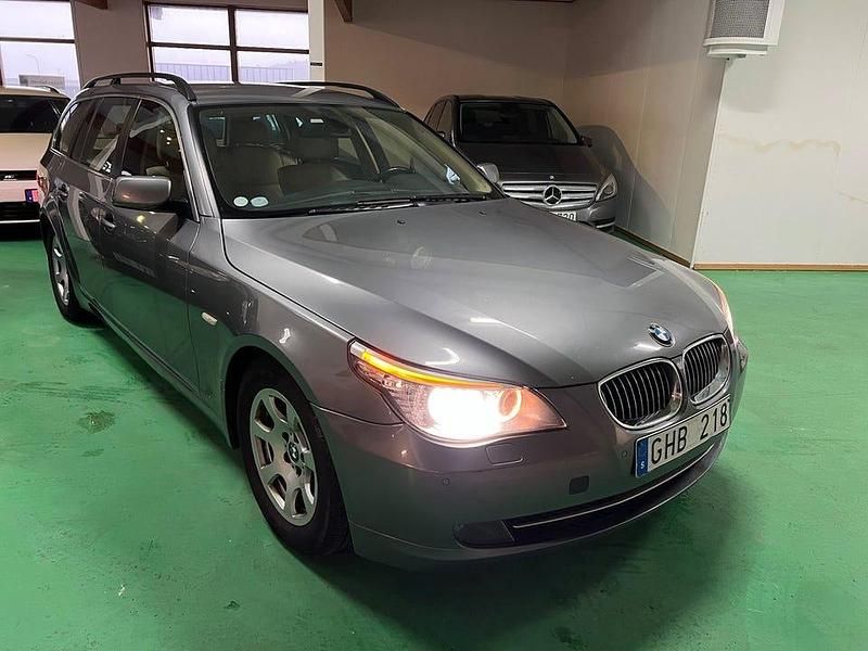 Grå Begagnad 2008 BMW 523 Kombi | 39 900 kr (Marknadspris) - Bild 1/4