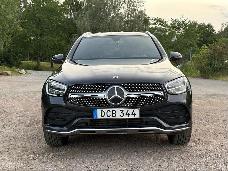Grå Begagnad 2021 Mercedes GLC300e AMG line SUV | 459 500 kr (Lite dyr) - Bild 1/4
