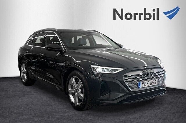 Manhattangrå metallic Begagnad 2023 Audi Q8 e-tron Proline SUV | 629 000 kr (Bra pris) - Bild 1/3