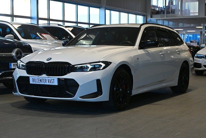 Vit Begagnad 2023 BMW 330e Comfort Edition Kombi | 479 000 kr (Superpris) - Bild 1/4