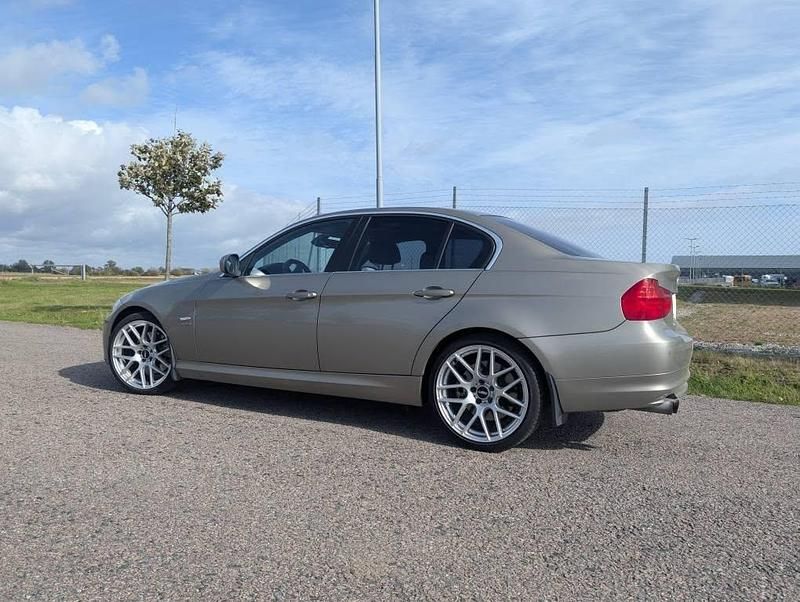 Brun Begagnad 2011 BMW 330 M Sport Sedan | 139 000 kr (Marknadspris) - Bild 1/4