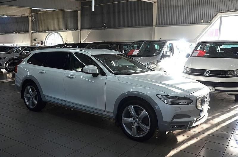 Vit Begagnad 2018 Volvo V90 CC Ocean Race Kombi | 319 900 kr (Marknadspris) - Bild 1/4