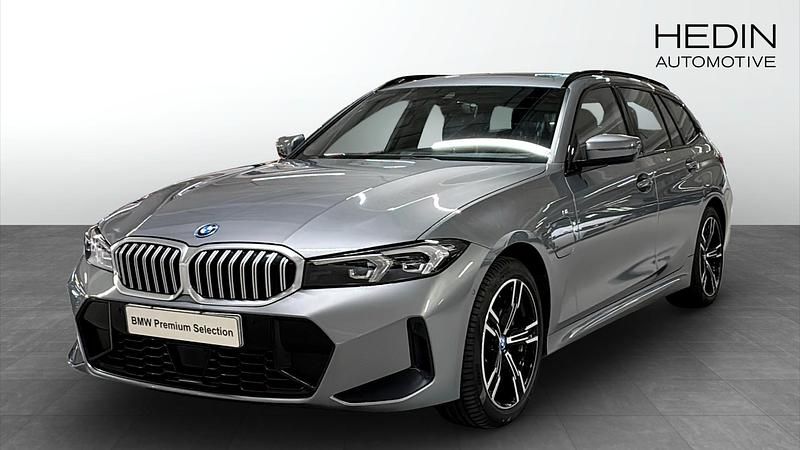 Grå (grey) Begagnad 2023 BMW 330e M Sport Kombi | 469 700 kr (Dyr) - Bild 1/4