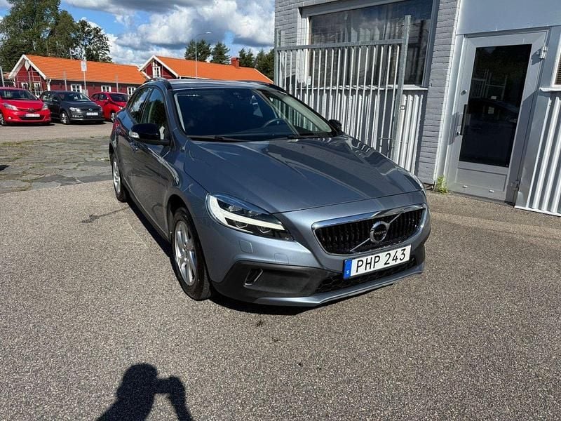 Ljusblå (blå metallic ) Begagnad 2017 Volvo V40 CC Business Edition Kombi | 179 900 kr (Marknadspris) - Bild 1/4