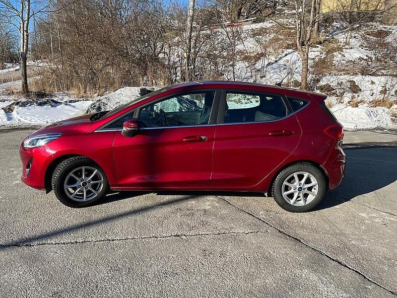 Begagnad Ford Fiesta Titanium 101 HK (74 kW) 2017 Röd Halvkombi