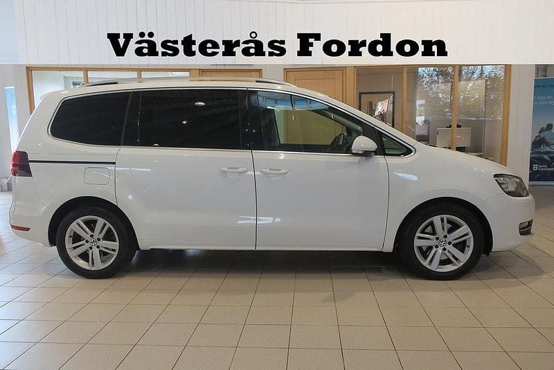 Vit Begagnad 2017 VW Sharan GT Minibuss | 289 900 kr (Marknadspris) - Bild 1/4