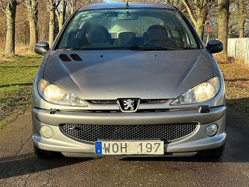 Begagnad Peugeot 206 75 HK (55 kW) 2005 Grå metallic Halvkombi