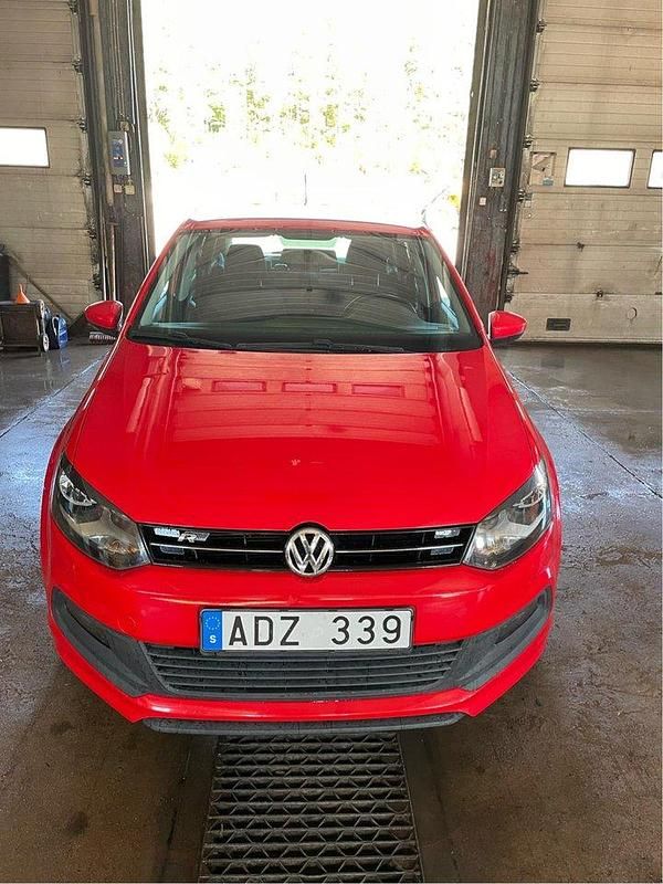 Röd Begagnad 2014 VW Polo Halvkombi | 110 000 kr (Lite dyr) - Bild 1/4