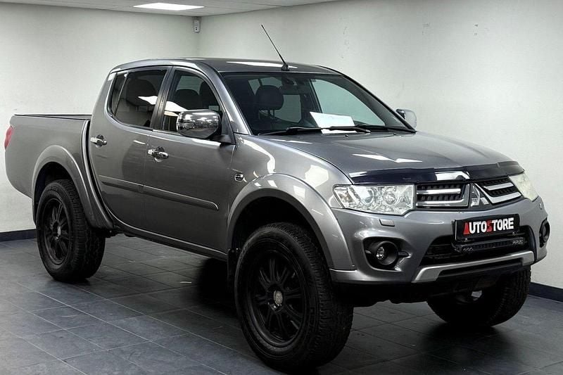 Grå Begagnad 2015 Mitsubishi L200 Pickup | 139 900 kr (Superpris) - Bild 1/4
