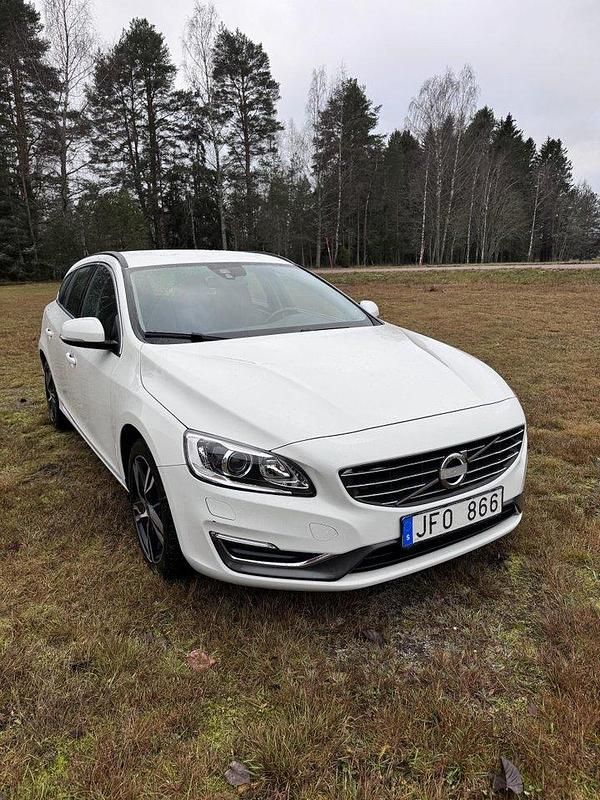 Vit Begagnad 2014 Volvo V60 Momentum Kombi | 121 000 kr (Marknadspris) - Bild 1/4