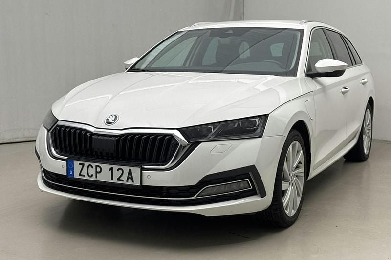 Vit Begagnad 2021 Skoda Octavia | 182 000 kr - Bild 1/4