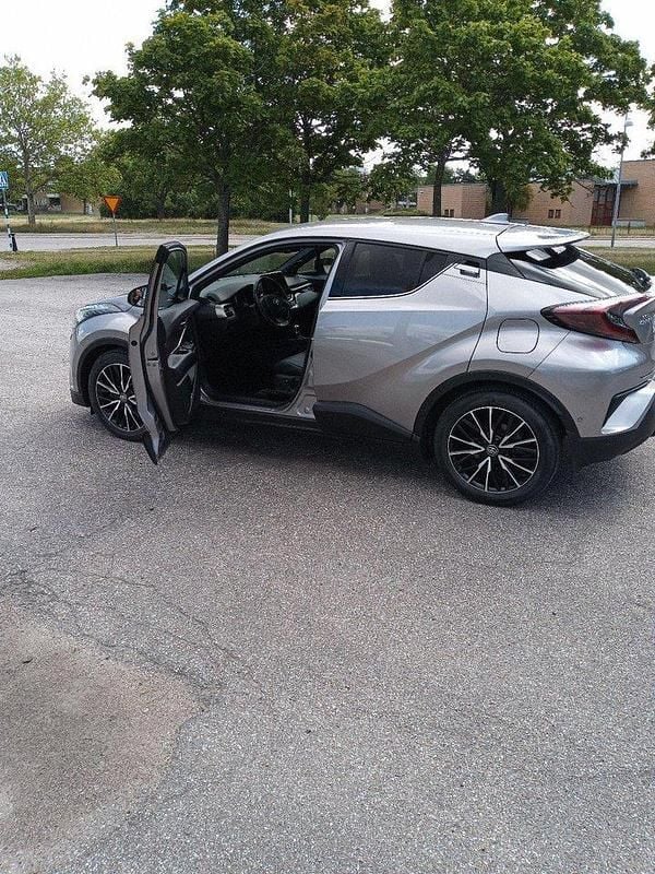 Grå Begagnad 2018 Toyota C-HR Executive SUV | 215 000 kr (Marknadspris) - Bild 1/4