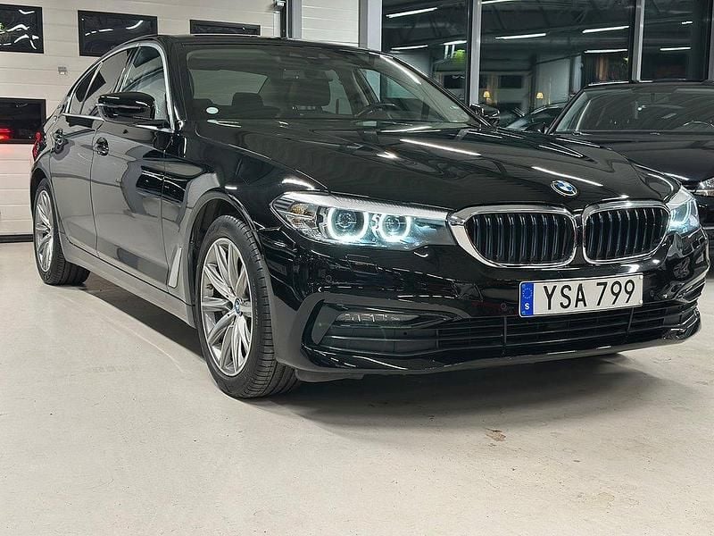 Svart Begagnad 2018 BMW 530e iPerformance Sedan | 269 900 kr (Marknadspris) - Bild 1/4