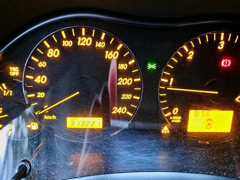 Grå Begagnad 2007 Toyota Avensis Kombi | 10 000 kr (Superpris) - Bild 1/4