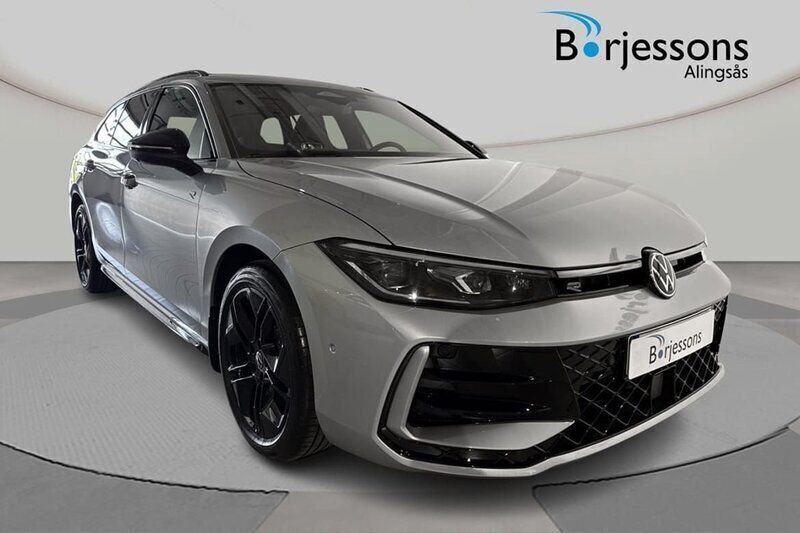 Silver Ny 2025 VW Passat R-line Kombi | 599 900 kr (Lite dyr) - Bild 1/4