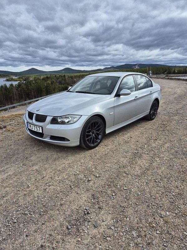 Grå Begagnad 2007 BMW 320 Advantage Sedan | 65 000 kr (Marknadspris) - Bild 1/4