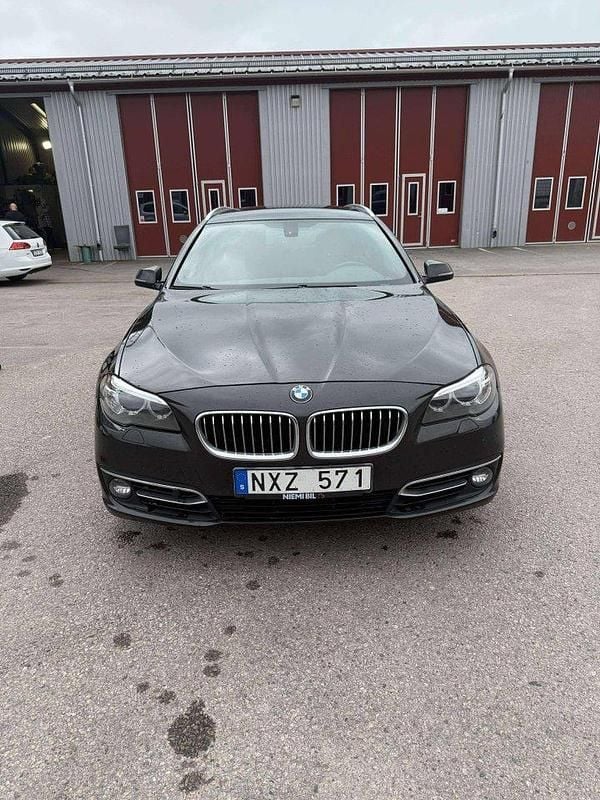 Brun Begagnad 2014 BMW 520 Luxury Line Kombi | 154 000 kr (Marknadspris) - Bild 1/4