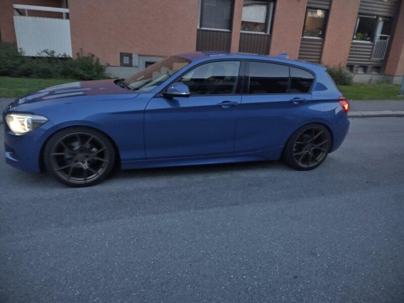 Blå Begagnad 2013 BMW 118 M Sport Halvkombi | 105 000 kr (Lite dyr) - Bild 1/4
