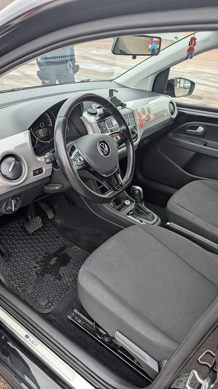 Begagnad VW e-up! 61 kW (83 HK) 2021 Deep black pearl (2t2t) Halvkombi
