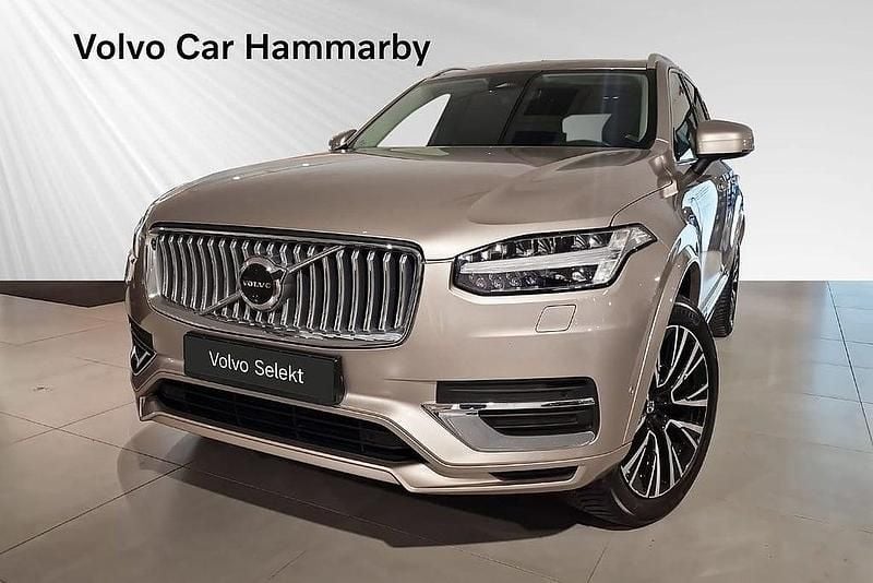 Ljusgrå Begagnad 2023 Volvo XC90 Plus SUV | 688 000 kr (Marknadspris) - Bild 1/3