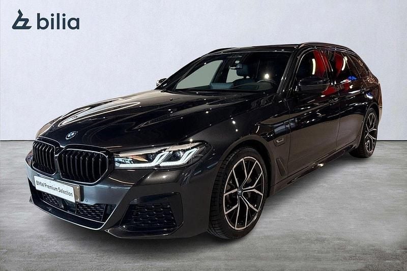 Grå Begagnad 2023 BMW 530e M Sport Kombi | 529 000 kr (Dyr) - Bild 1/4