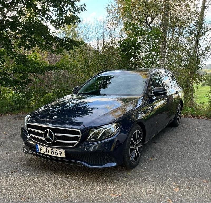 Blå Begagnad 2018 Mercedes E220 Avantgarde Kombi | 267 000 kr (Bra pris) - Bild 1/4