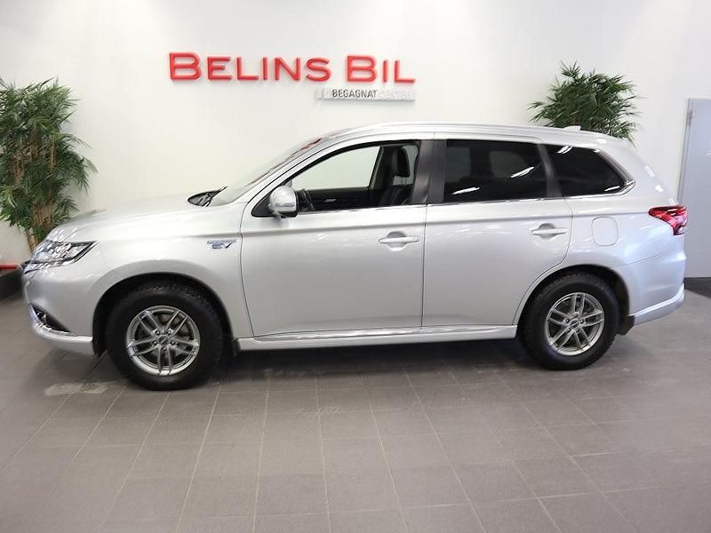 Begagnad Mitsubishi Outlander P-HEV 121 HK (88 kW) 2018 Silver SUV