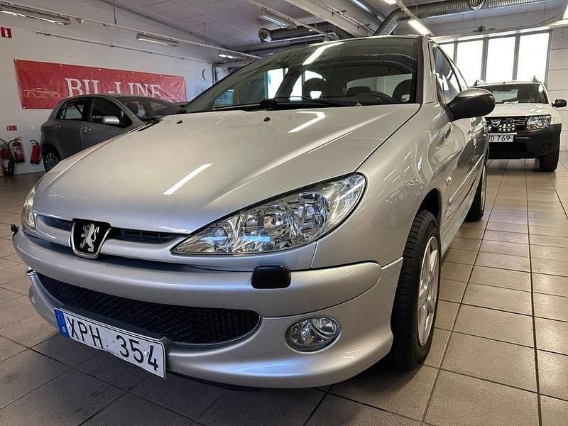 Ljusgrå Begagnad 2006 Peugeot 206 Halvkombi | 24 900 kr (Marknadspris) - Bild 1/4
