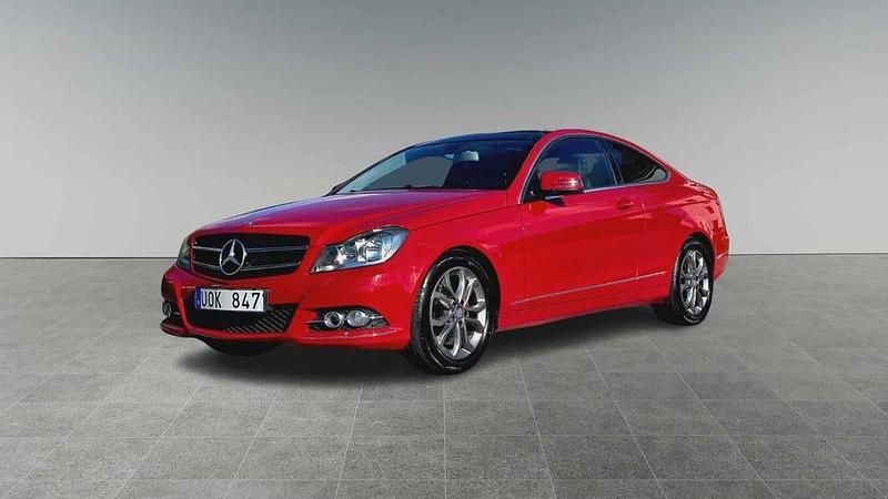 Ljusröd (röd) Begagnad 2012 Mercedes C180 Sportkupé | 84 900 kr (Marknadspris) - Bild 1/4