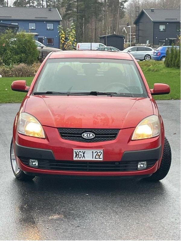 Röd Begagnad 2006 Kia Rio Halvkombi | 34 000 kr (Marknadspris) - Bild 1/4