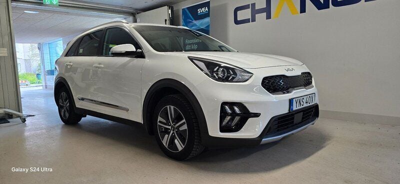 Vit Begagnad 2022 Kia Niro Advance SUV | 169 900 kr (Bra pris) - Bild 1/4