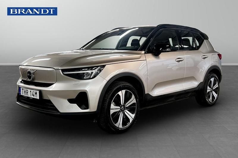 Grå Begagnad 2023 Volvo XC40 Single Motor SUV | 334 900 kr (Marknadspris) - Bild 1/4