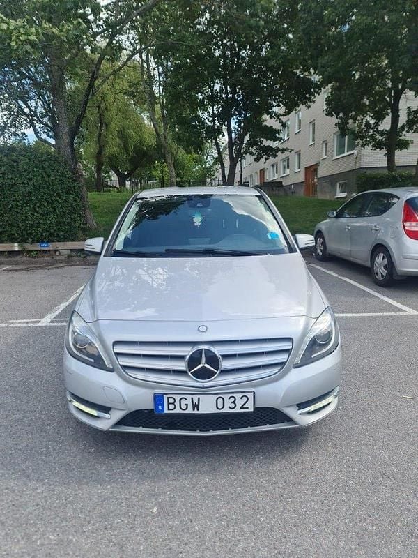 Silver Begagnad 2013 Mercedes B180 Minibuss | 105 000 kr (Superpris) - Bild 1/4