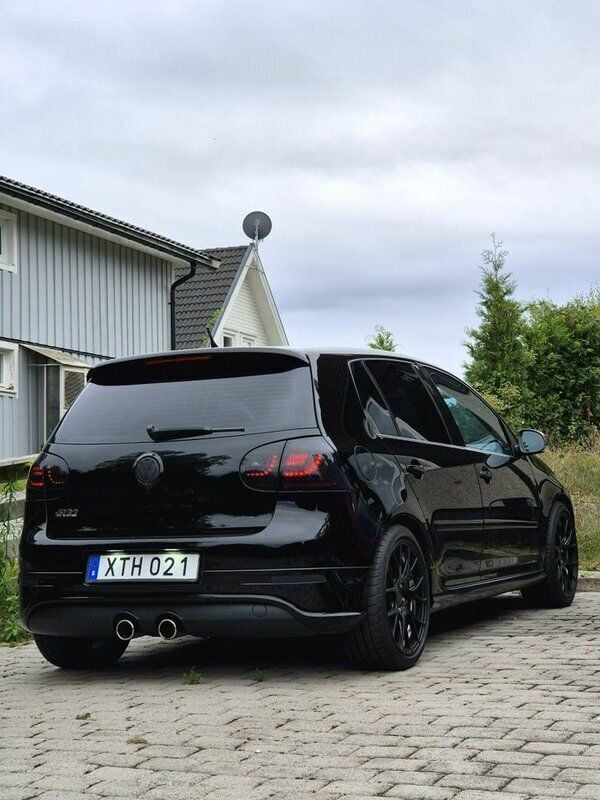 Svart Begagnad 2006 VW Golf V R Halvkombi | 149 000 kr - Bild 1/4