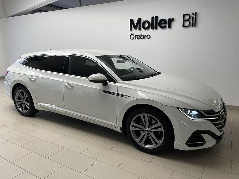 Vit (pure white (stängd för ny) Begagnad 2022 VW Arteon R-line Kombi | 289 900 kr (Marknadspris) - Bild 1/4