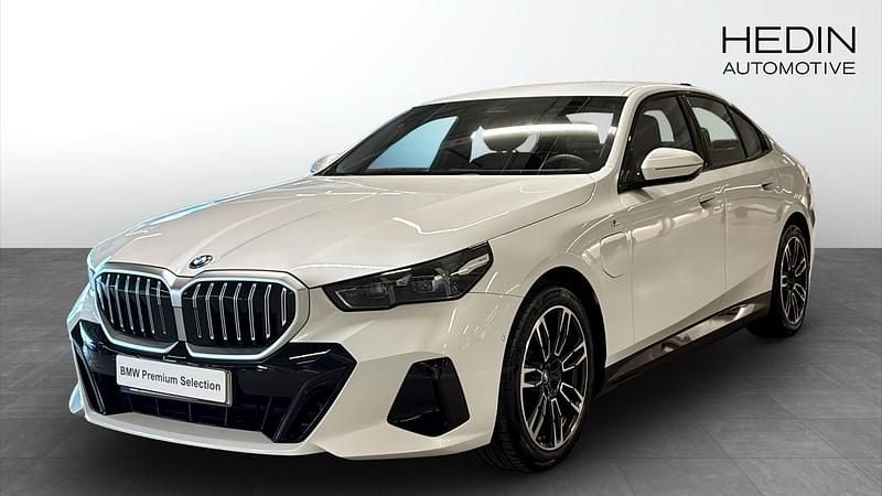 Vit (white) Begagnad 2025 BMW 530e M Sport Sedan | 628 700 kr (Superpris) - Bild 1/4