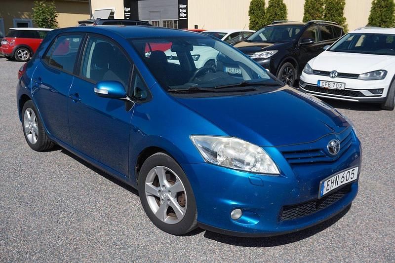 Mörkblå Begagnad 2011 Toyota Auris Halvkombi | 49 900 kr (Marknadspris) - Bild 1/4