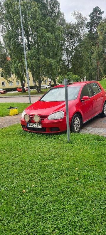Röd Begagnad 2008 VW Golf VI Trendline Halvkombi | 21 000 kr (Bra pris) - Bild 1/4